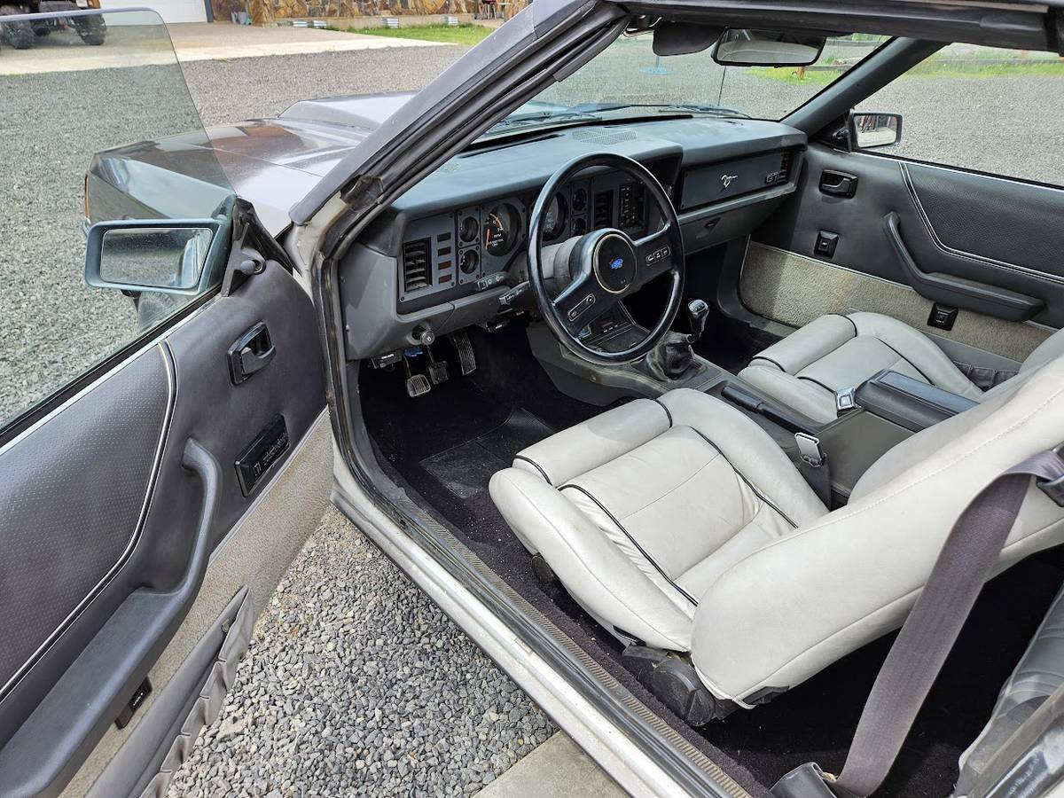 Ford-Mustang-gt-convertible-1985-9