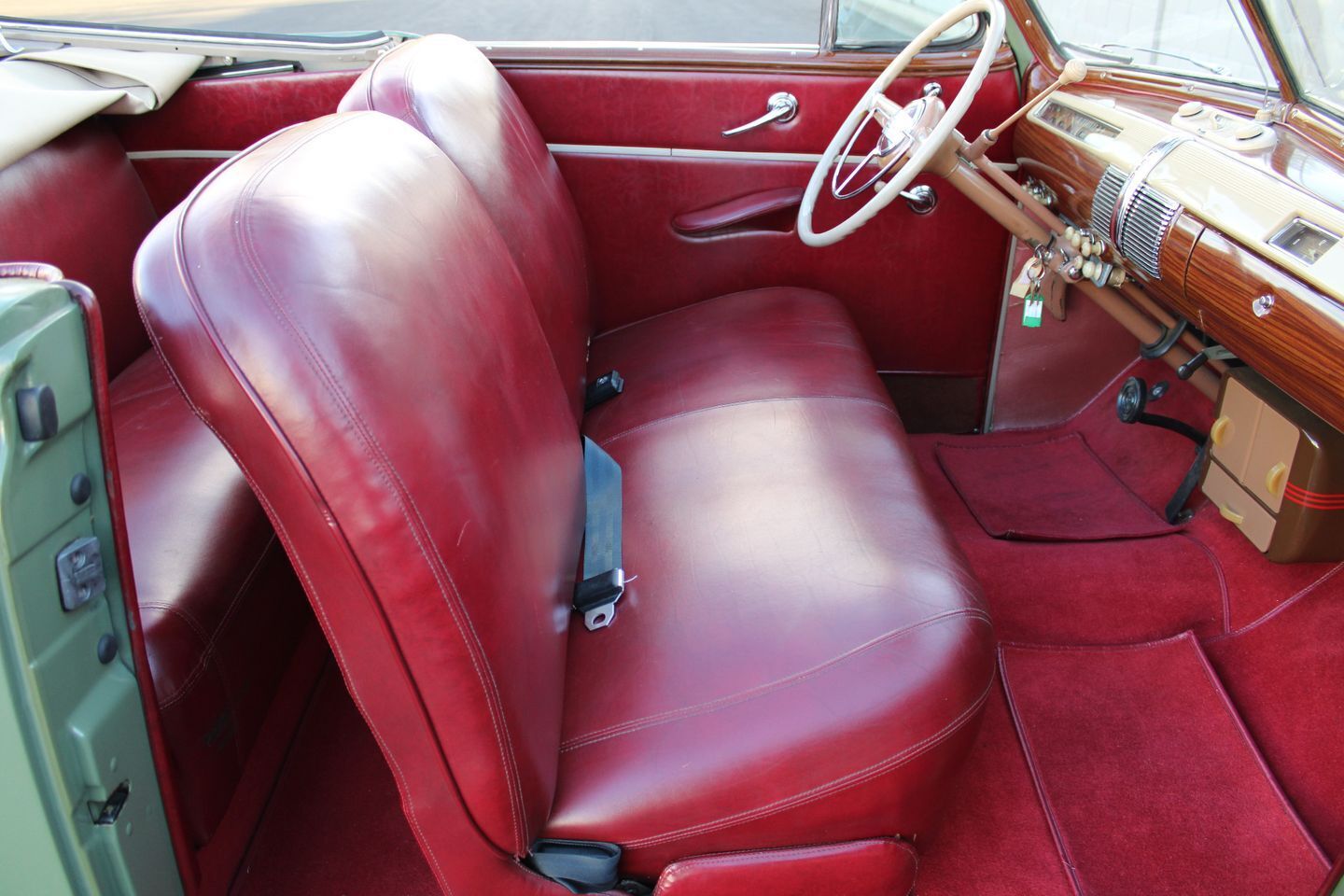 Ford-Super-DeLuxe-Cabriolet-1941-38