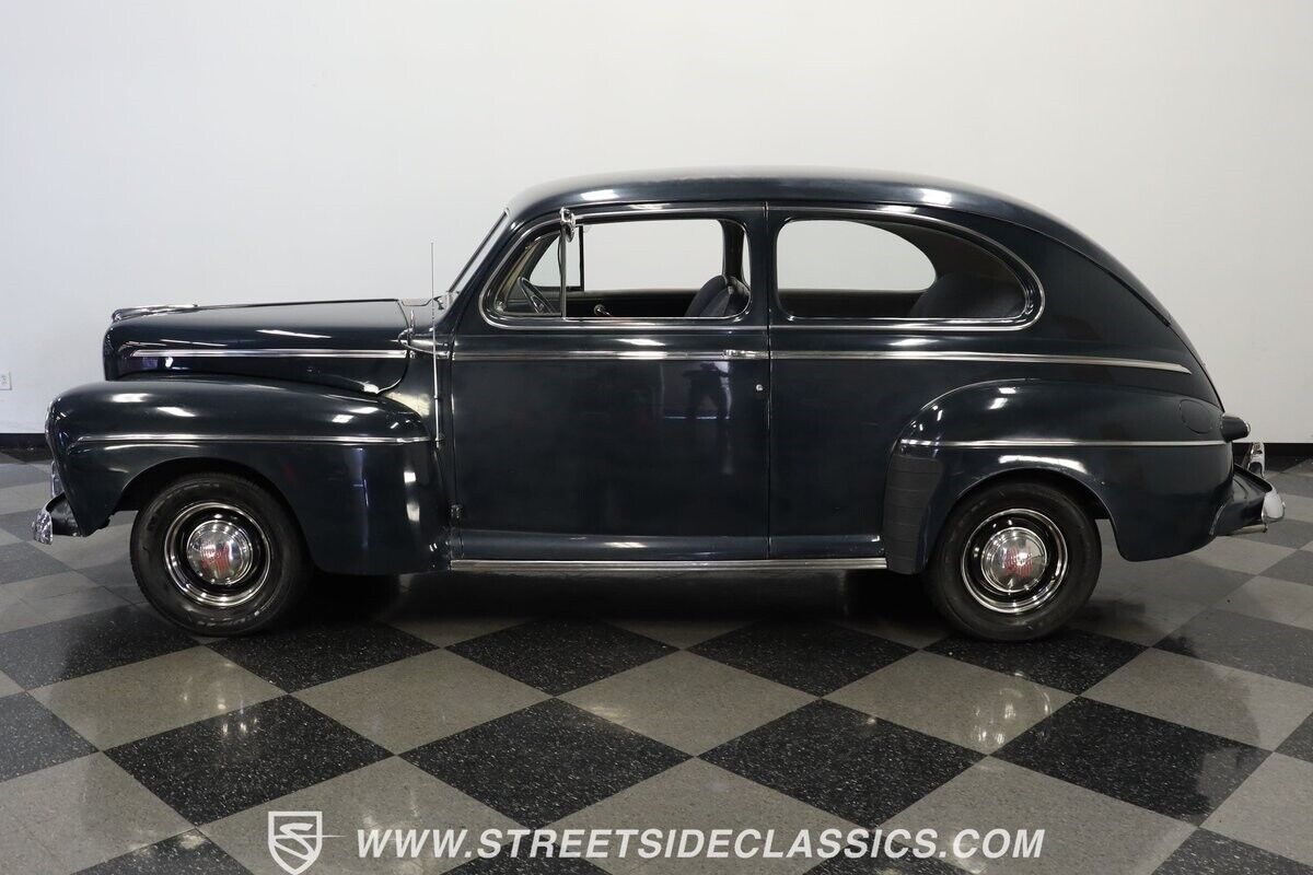 Ford-Super-Deluxe-Berline-1946-2