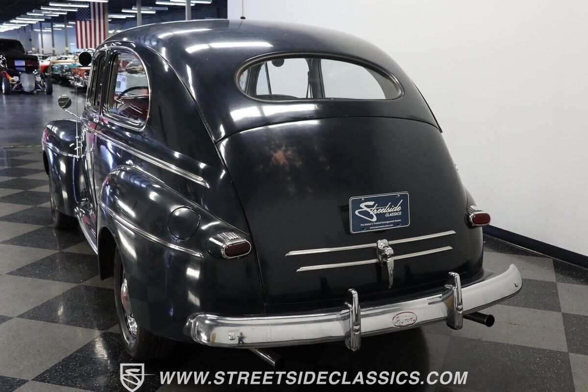 Ford-Super-Deluxe-Berline-1946-7