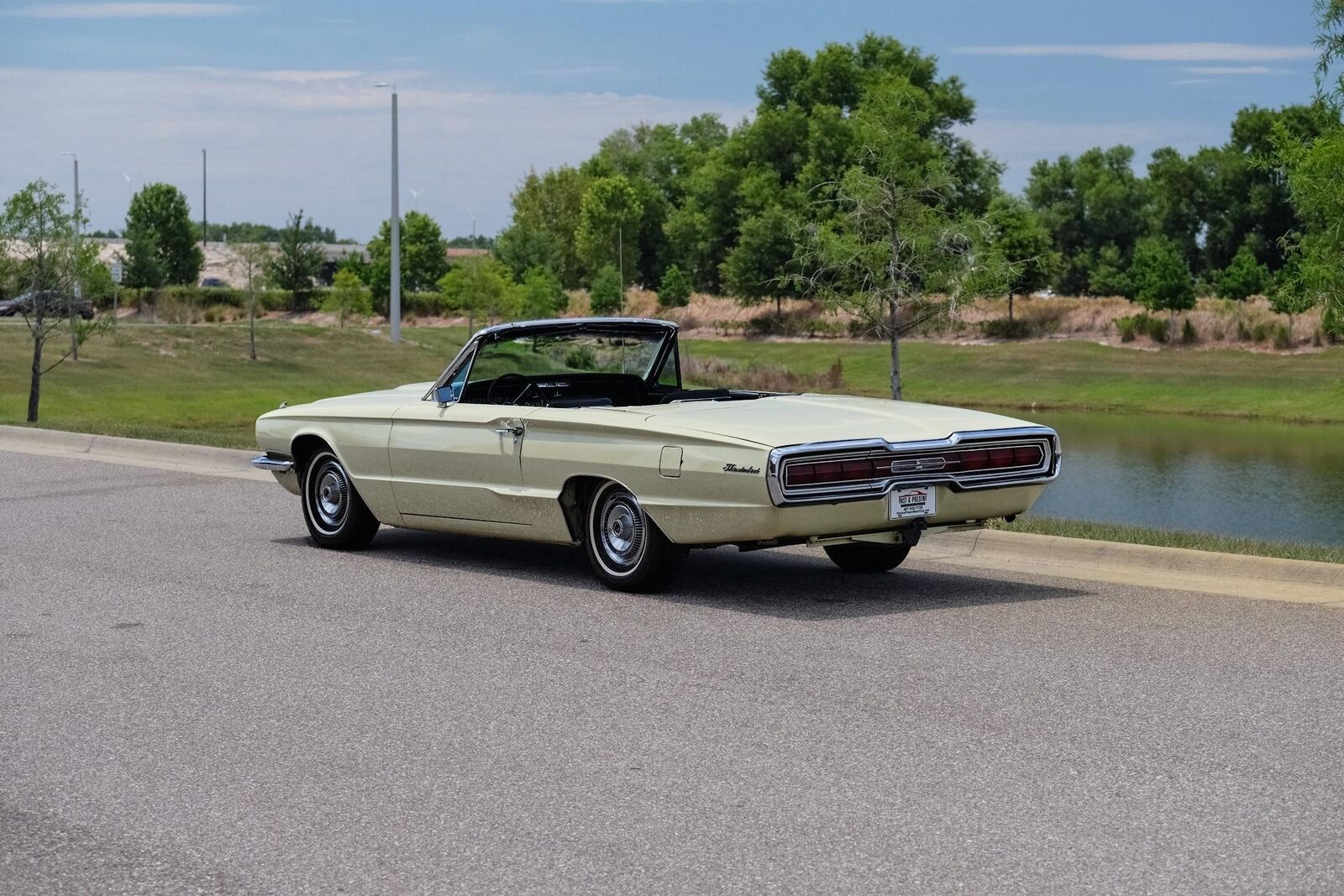 Ford-Thunderbird-1966-3