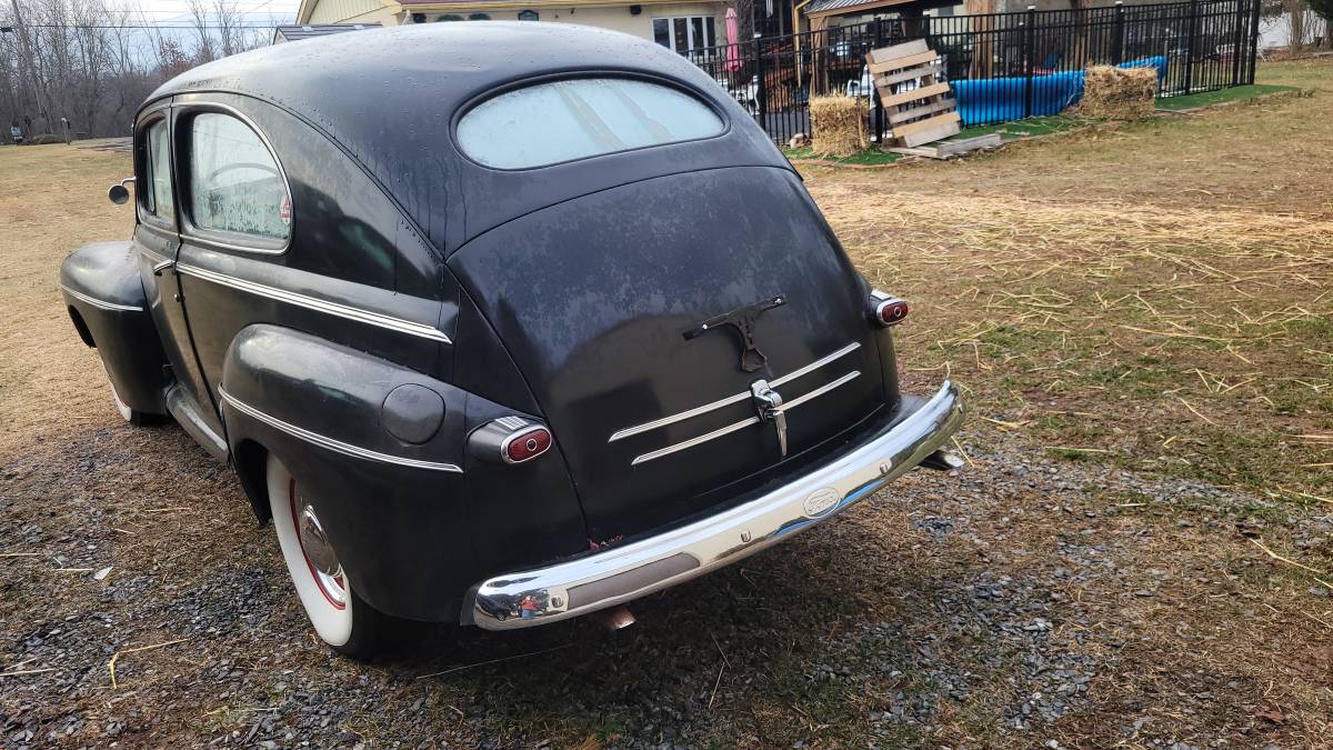 Ford-Tudor-sedan-1946-3