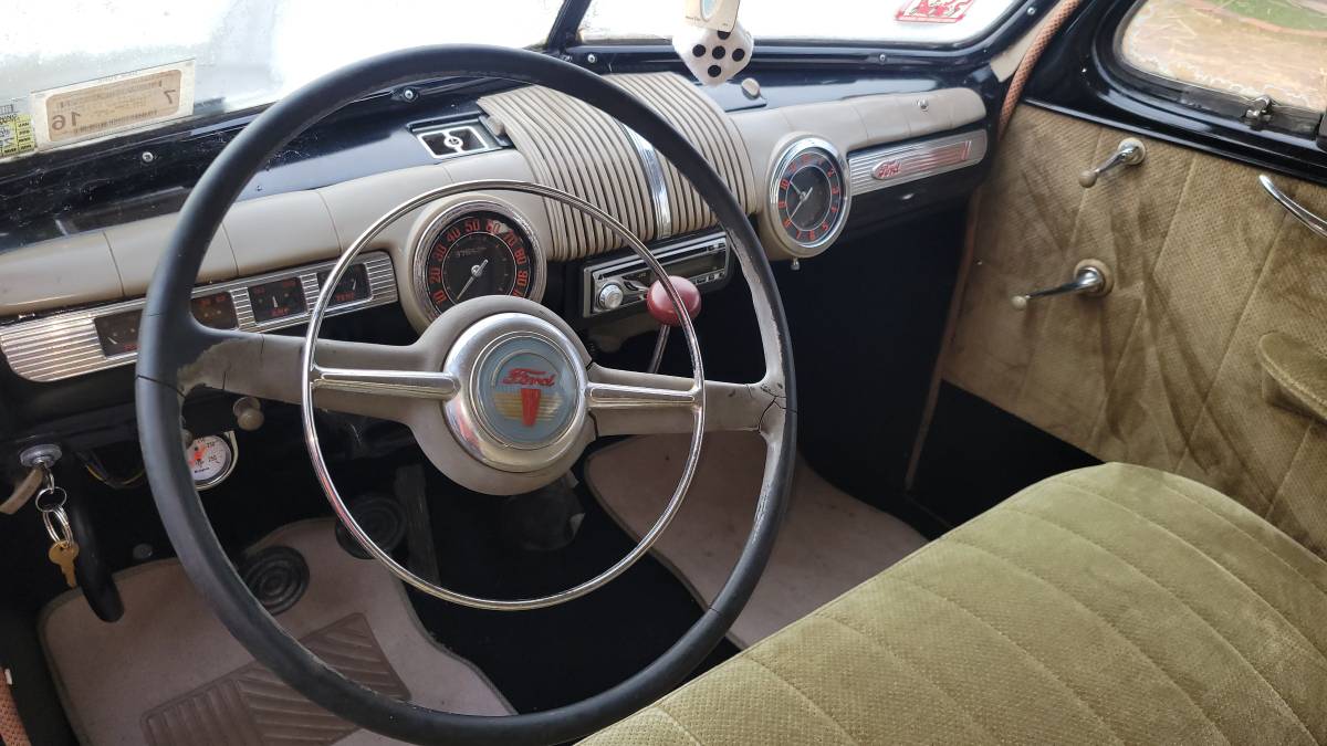 Ford-Tudor-sedan-1946-5