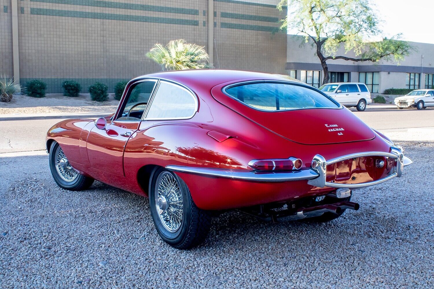 Jaguar-E-Type-1966-10