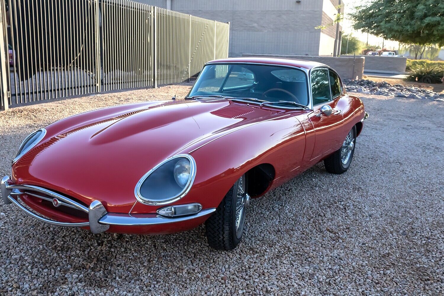 Jaguar-E-Type-1966-2