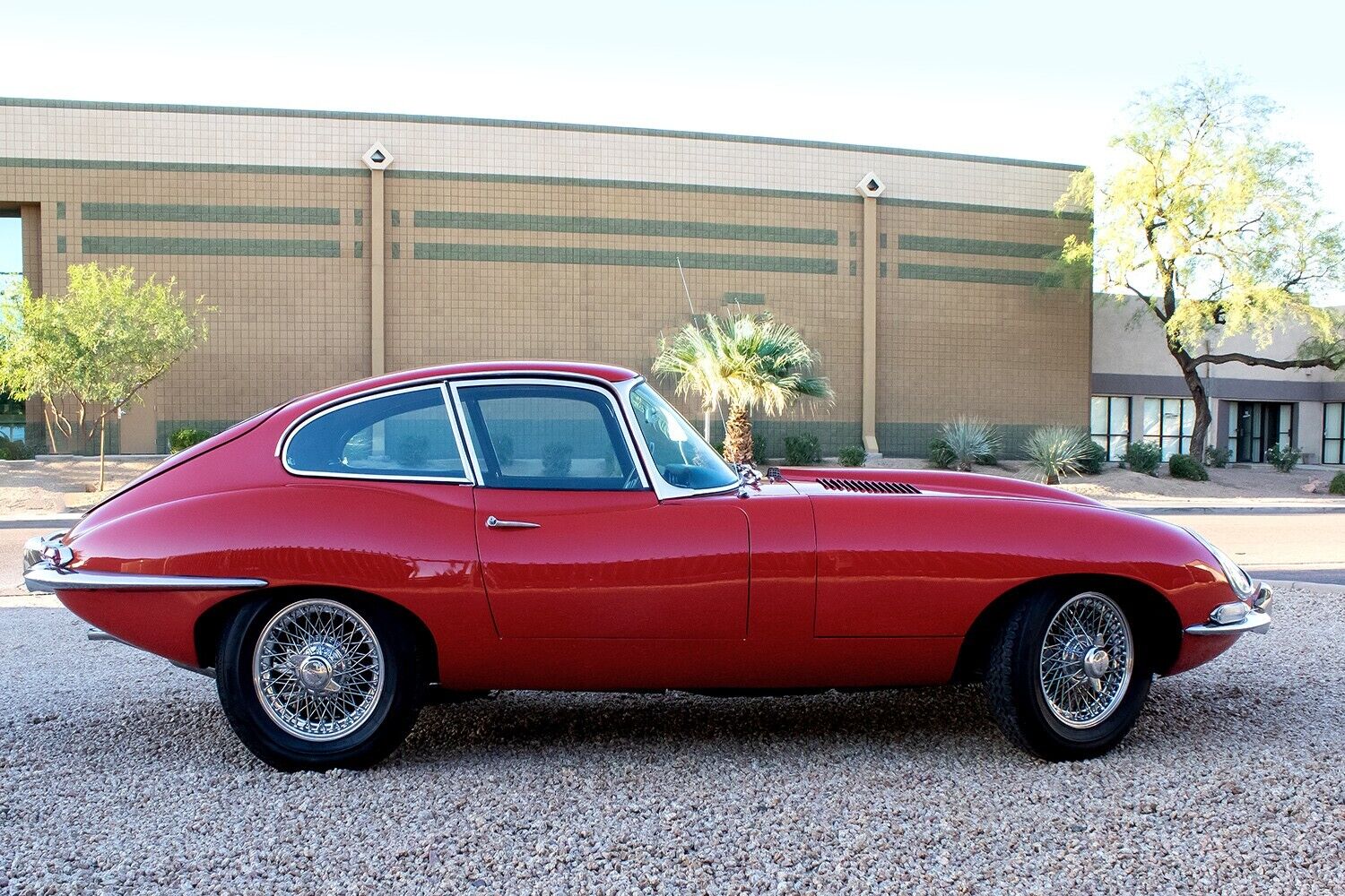 Jaguar-E-Type-1966-6