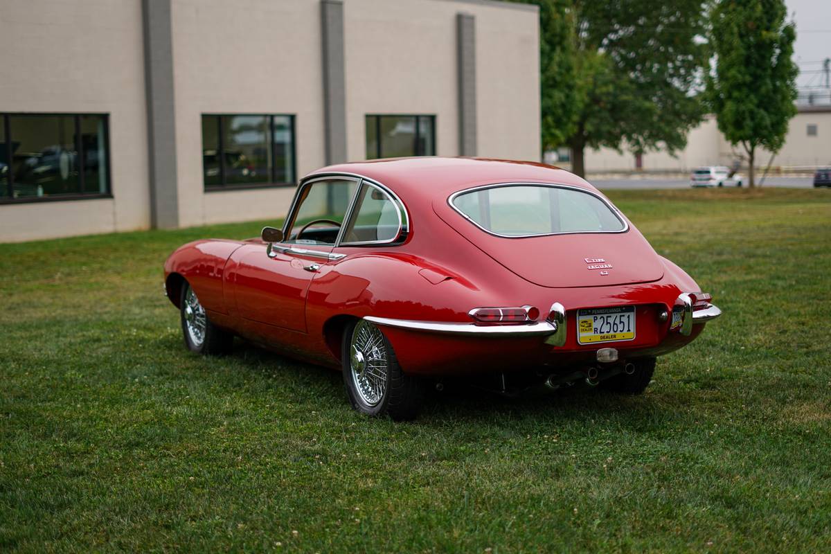 Jaguar-E-type-1968-3