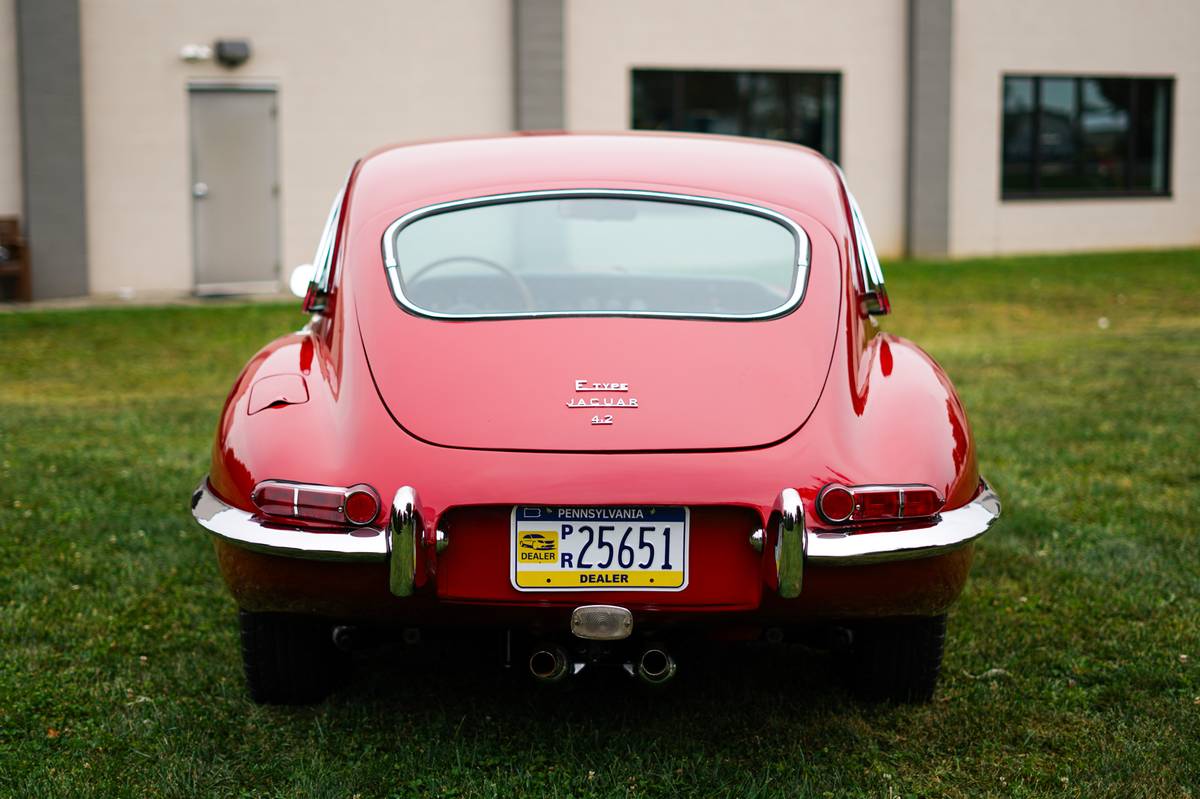 Jaguar-E-type-1968-4