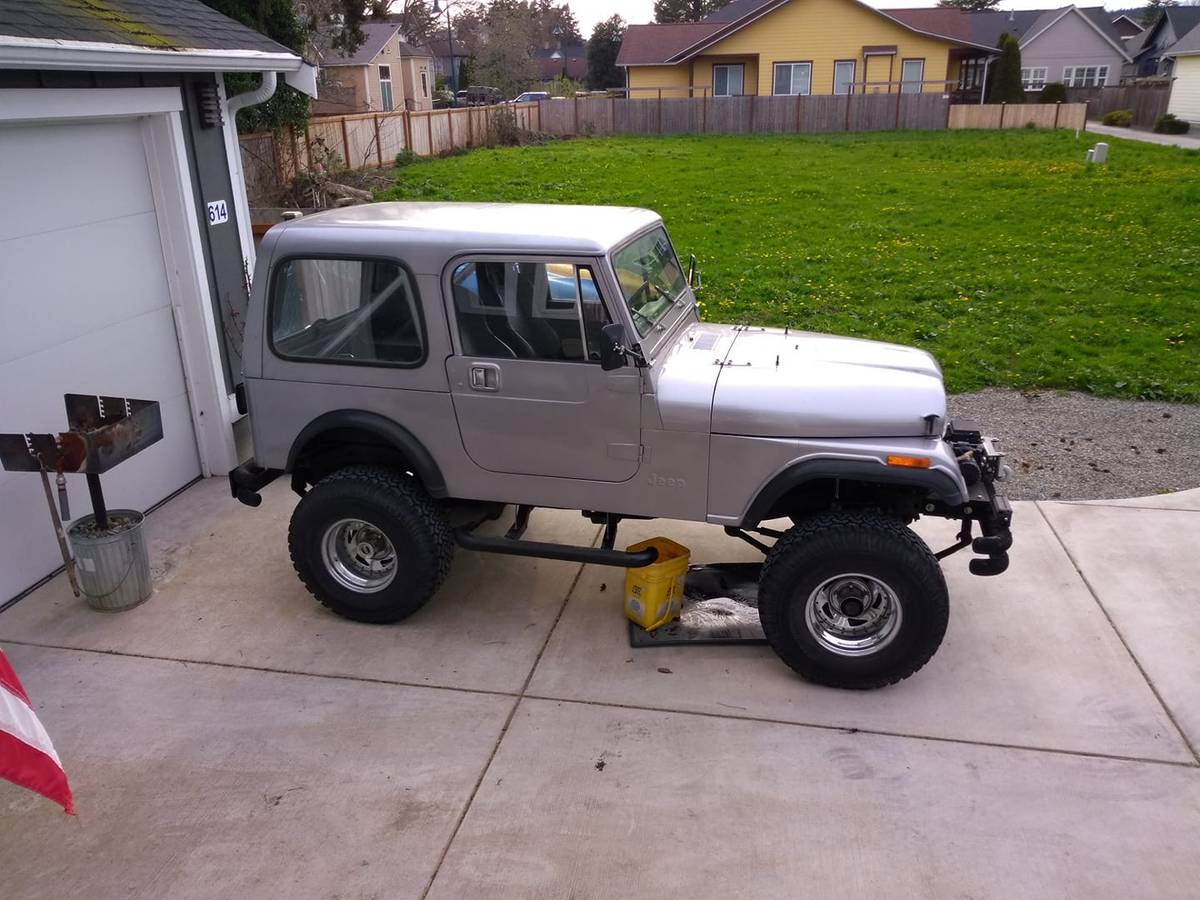 Jeep-Cj-7-open-body-with-extra-duty-suspension-1985-2