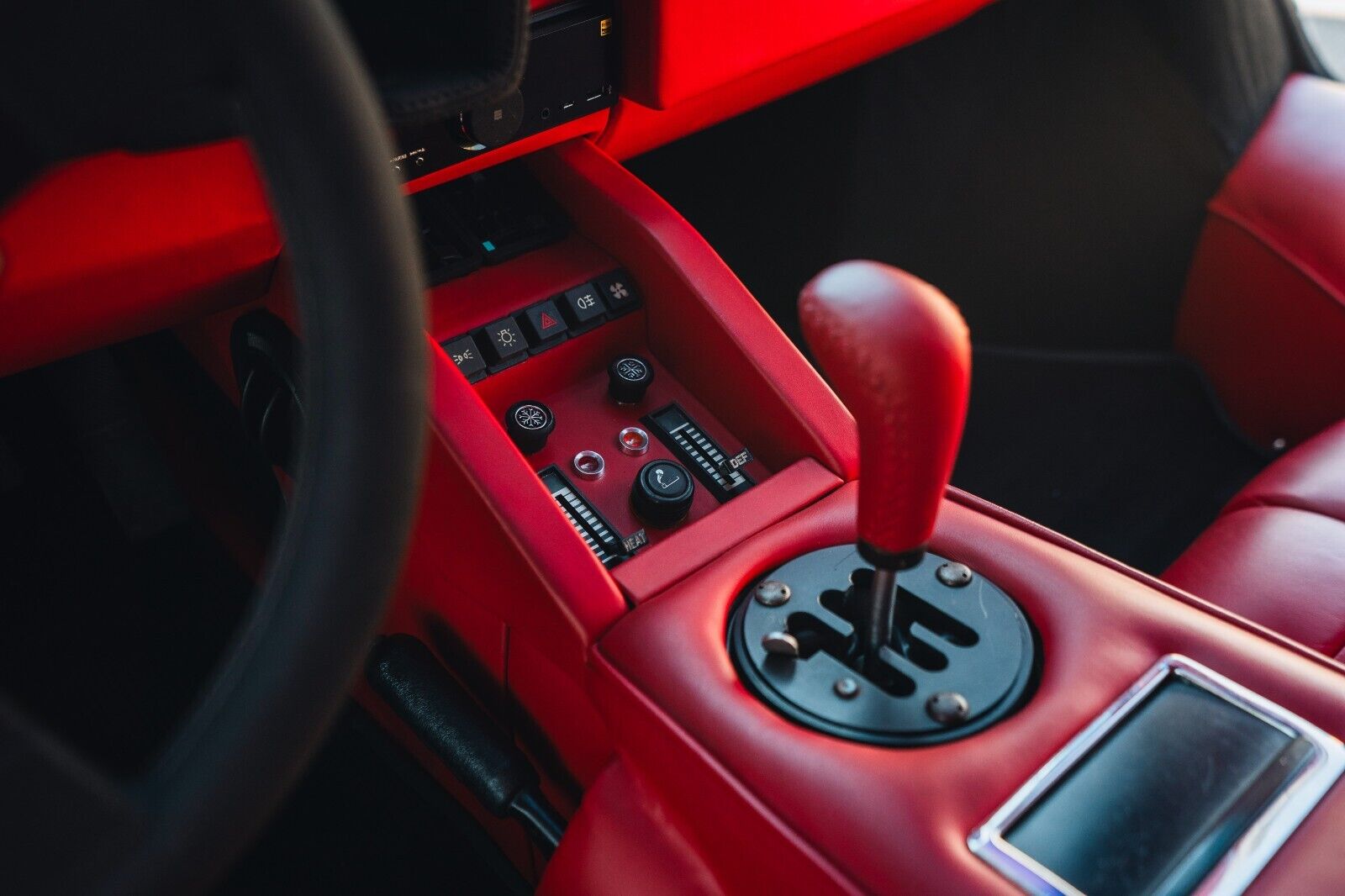 Lamborghini-Countach-Coupe-1984-26