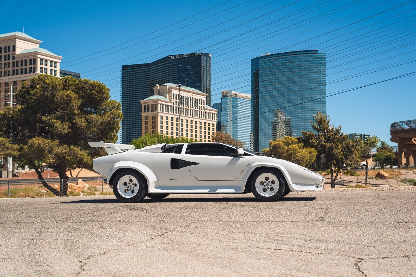 Lamborghini-Countach-Coupe-1984-3