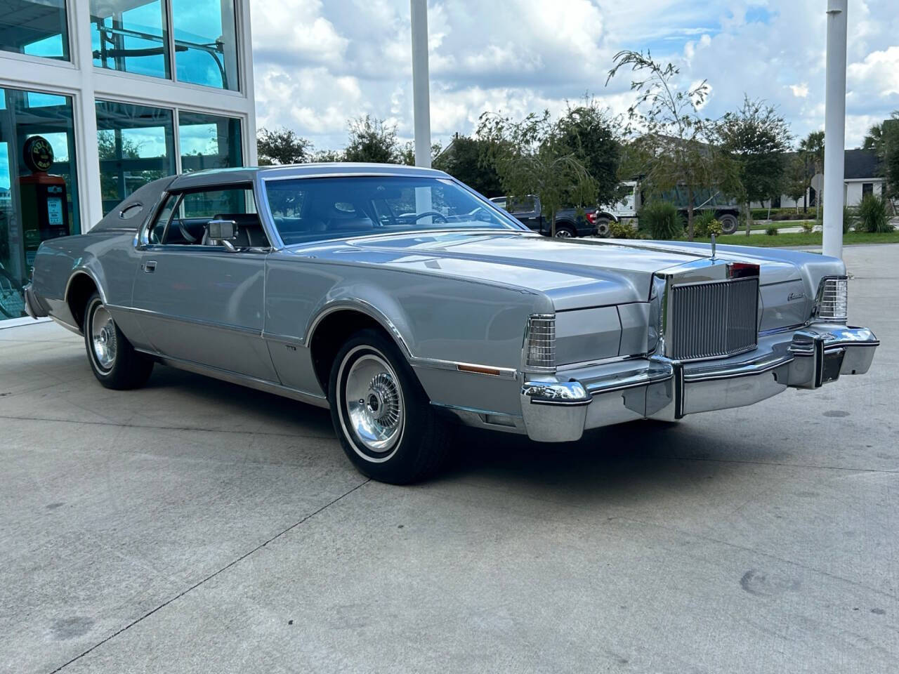 Lincoln-Continental-1975-2