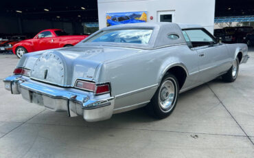 Lincoln-Continental-1975-4