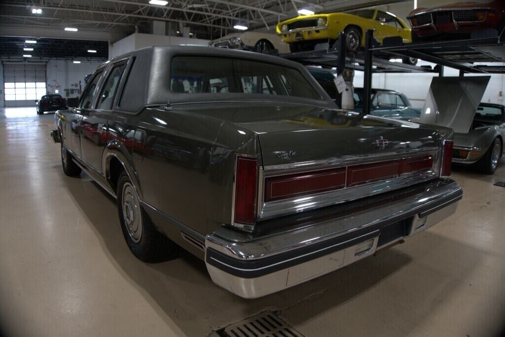 Lincoln-Town-Car-Berline-1984-3