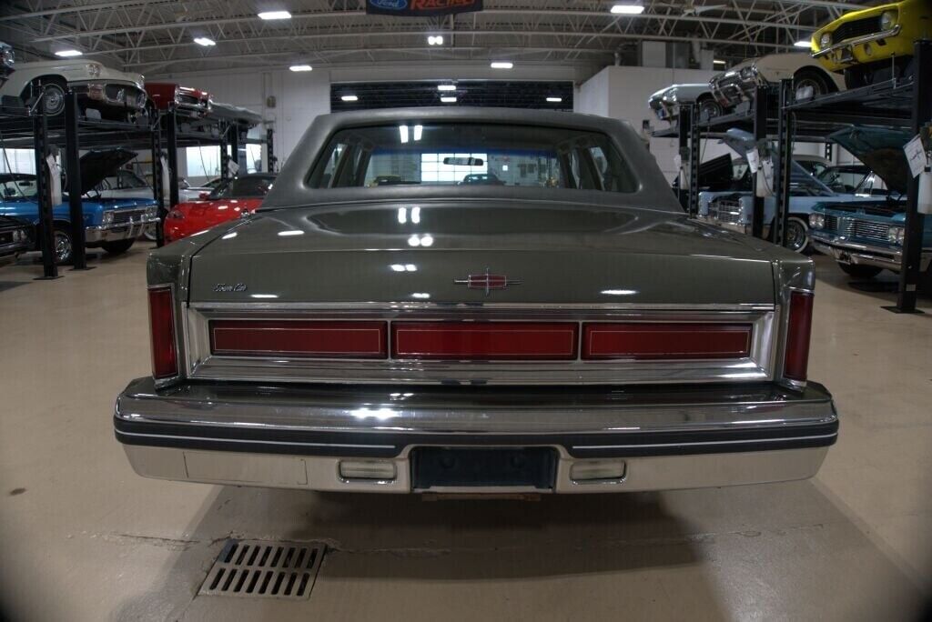 Lincoln-Town-Car-Berline-1984-4