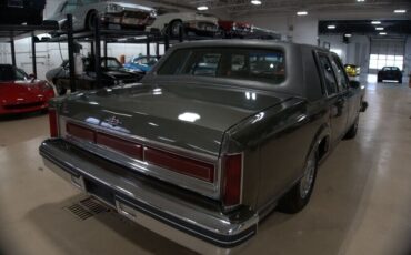 Lincoln-Town-Car-Berline-1984-5