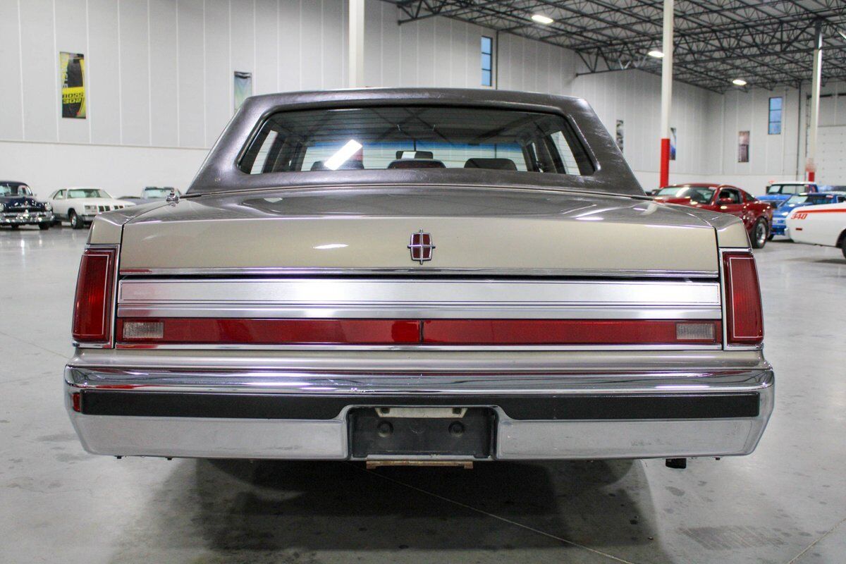 Lincoln-Town-Car-Berline-1988-3