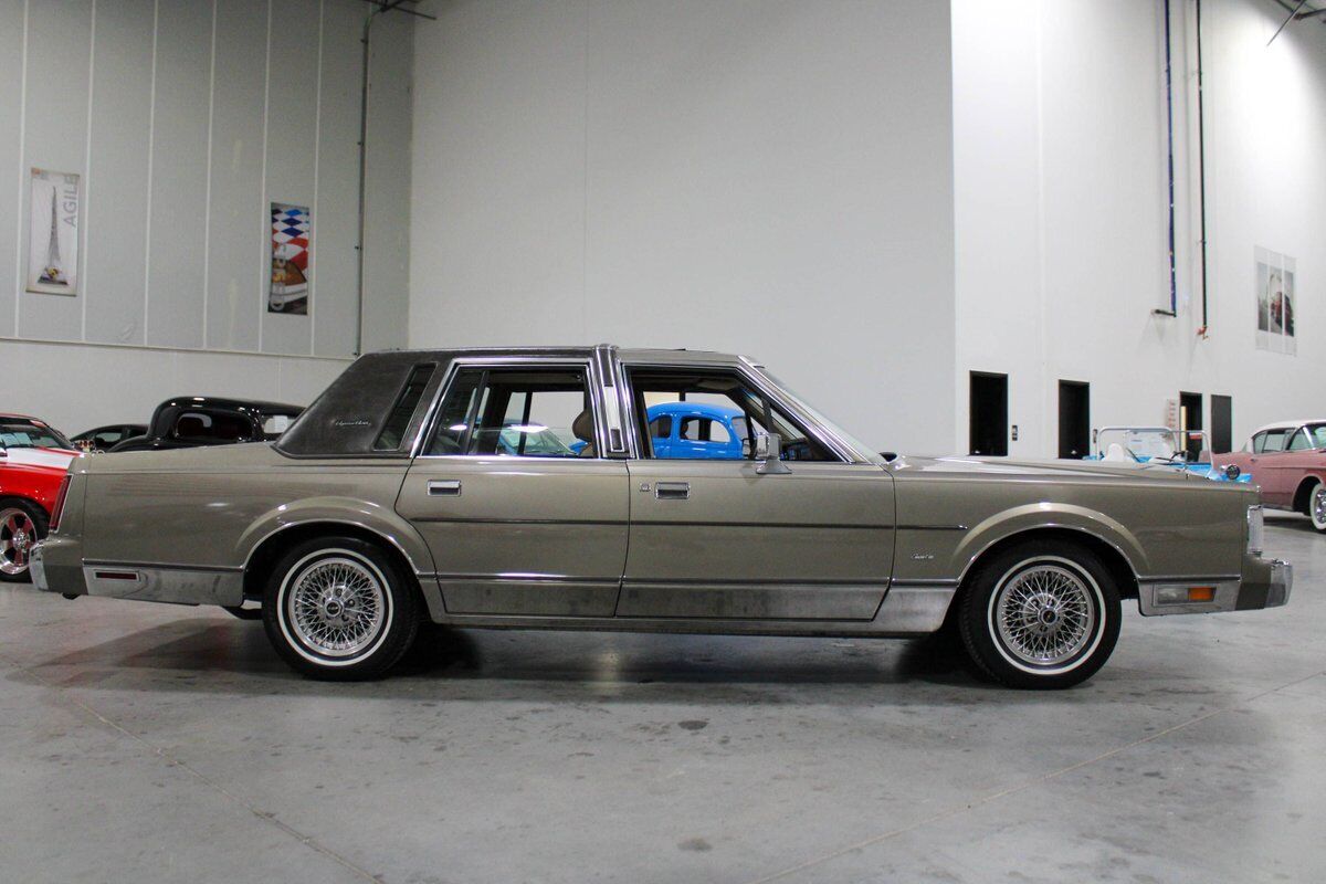 Lincoln-Town-Car-Berline-1988-5