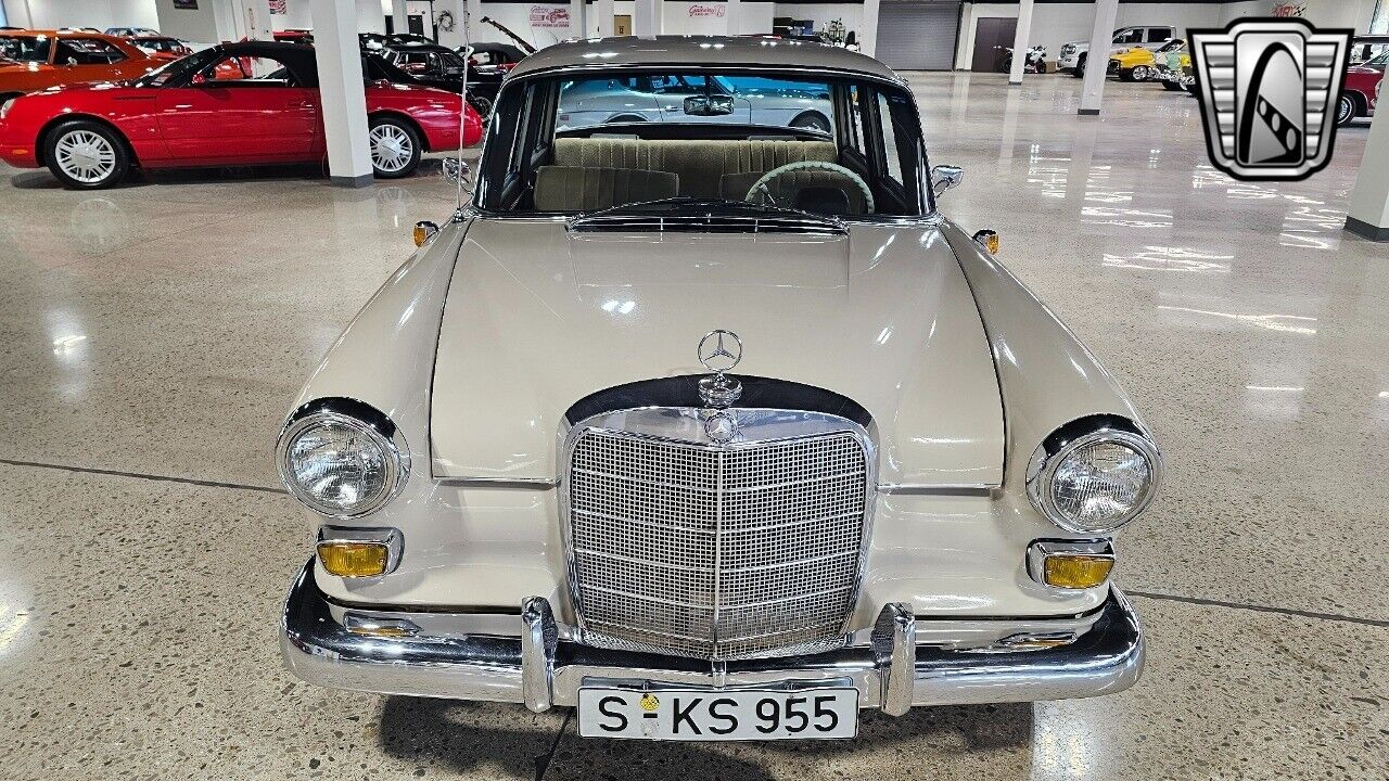 Mercedes-Benz-190-Berline-1965-6