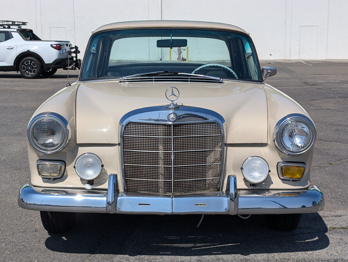 Mercedes-Benz-200-SUV-1966-1