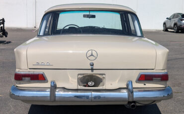 Mercedes-Benz-200-SUV-1966-5