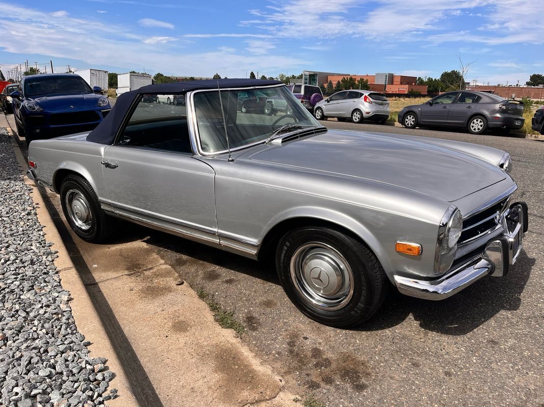 Mercedes-Benz-200-Series-1968-2