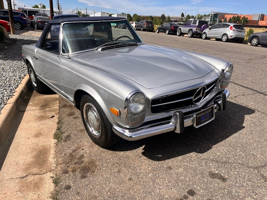 Mercedes-Benz-200-Series-1968-24