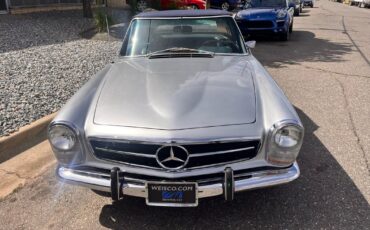 Mercedes-Benz-200-Series-1968-26