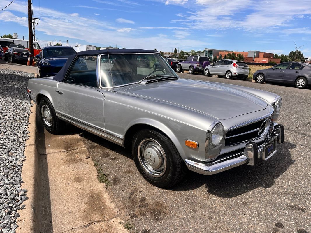 Mercedes-Benz-200-Series-1968-31