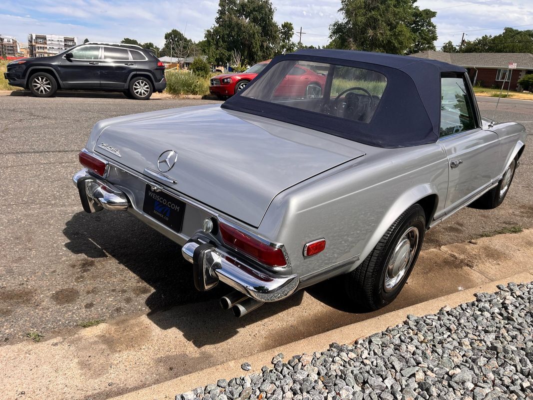 Mercedes-Benz-200-Series-1968-34