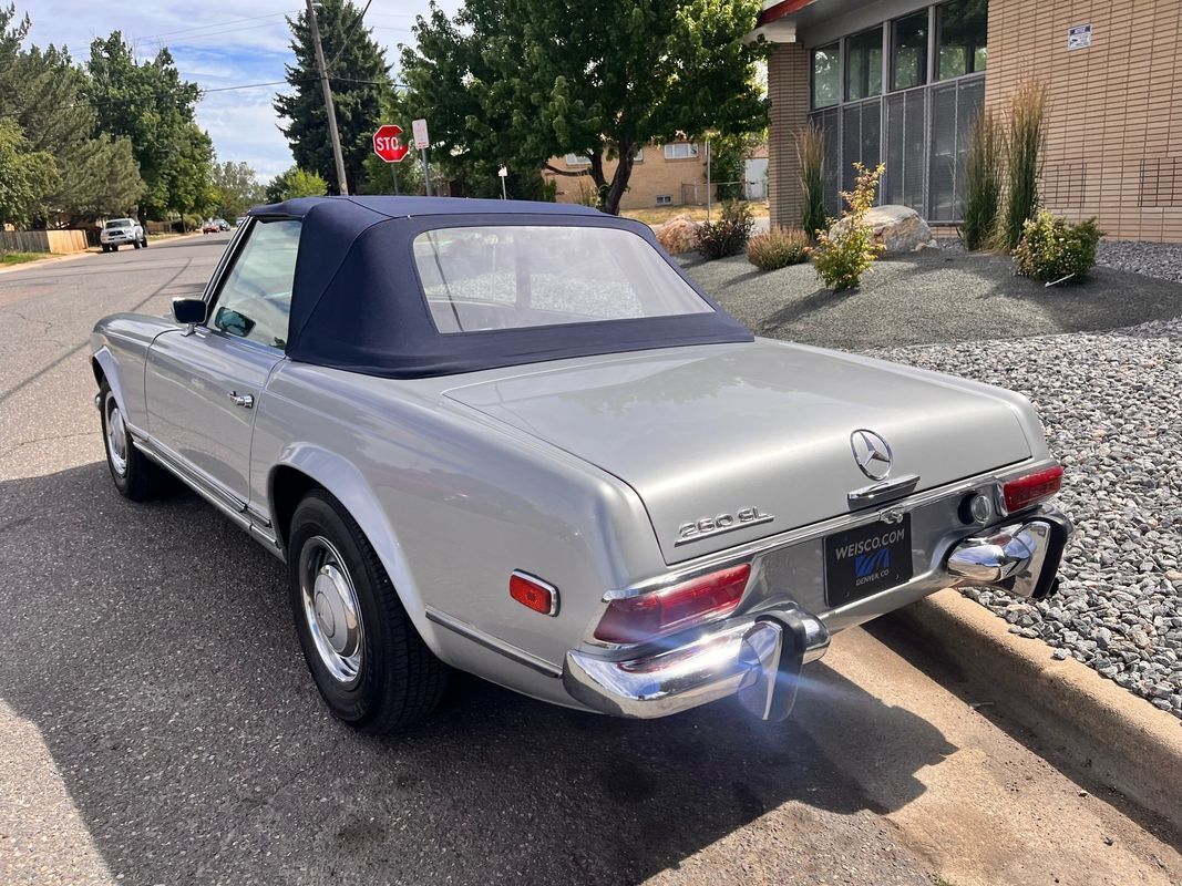 Mercedes-Benz-200-Series-1968-35