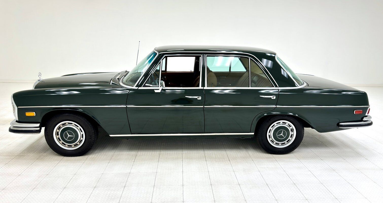 Mercedes-Benz-200-Series-1970-1