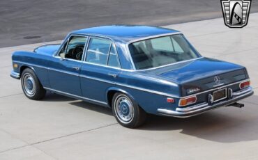 Mercedes-Benz-200-Series-1970-10