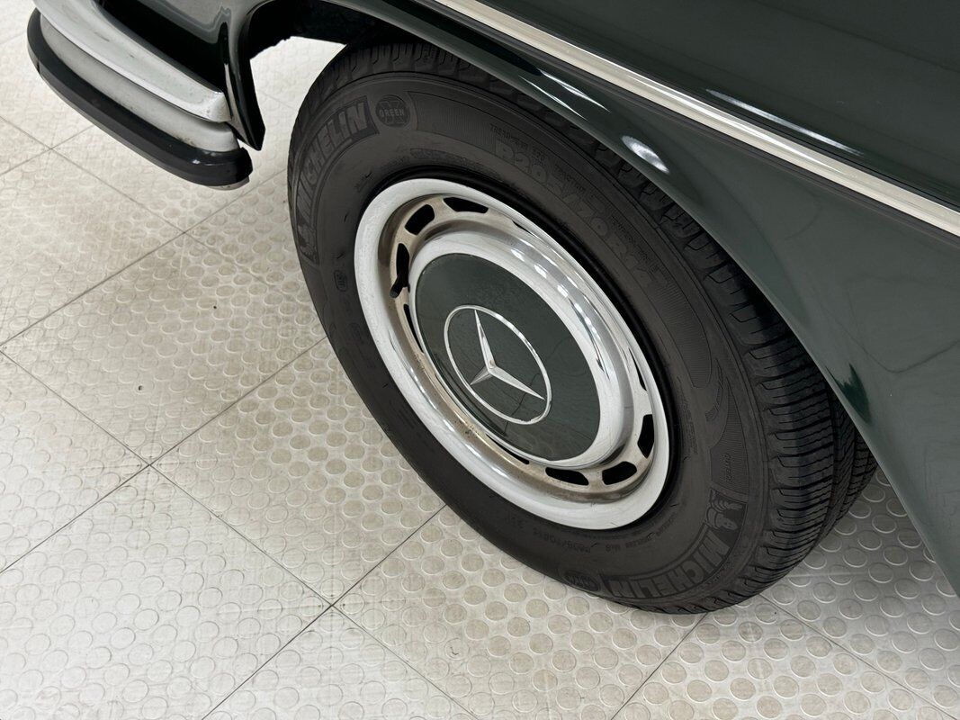 Mercedes-Benz-200-Series-1970-11