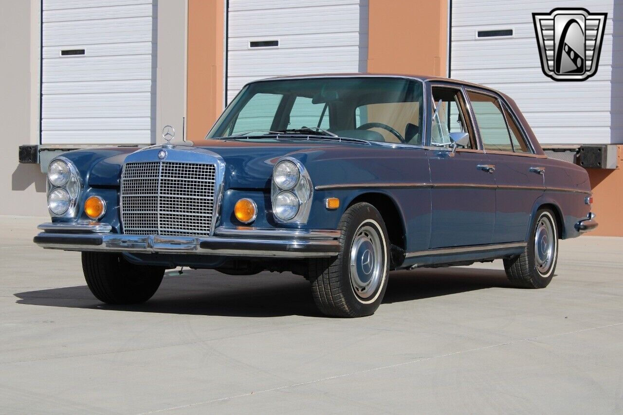 Mercedes-Benz-200-Series-1970-2