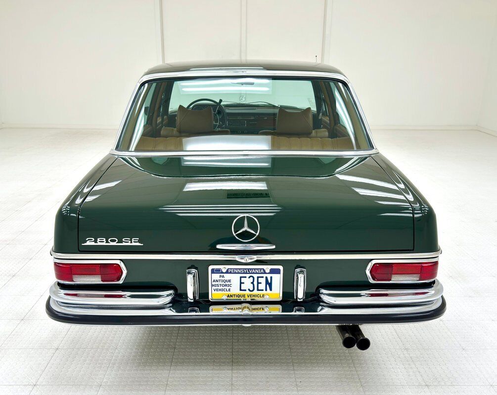 Mercedes-Benz-200-Series-1970-3