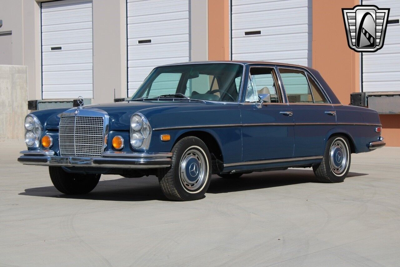 Mercedes-Benz-200-Series-1970-3