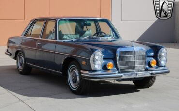 Mercedes-Benz-200-Series-1970-5