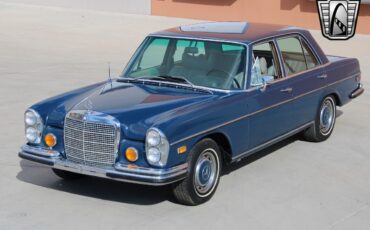 Mercedes-Benz-200-Series-1970-8