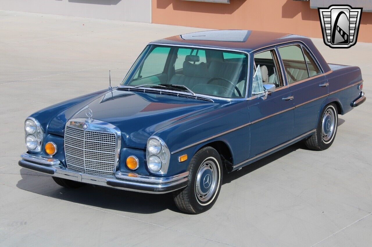 Mercedes-Benz-200-Series-1970-8