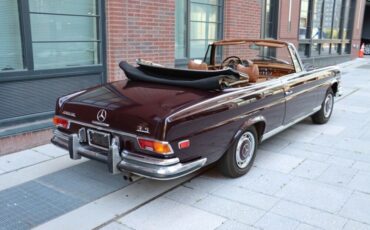 Mercedes-Benz-200-Series-1971-4