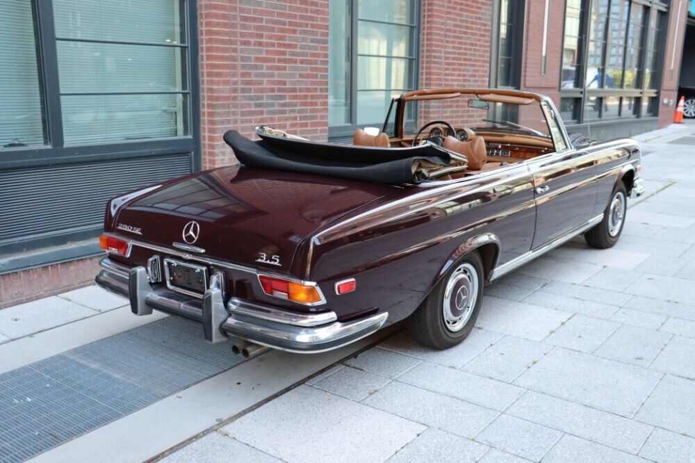 Mercedes-Benz-200-Series-1971-4