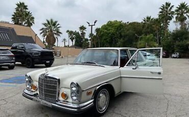 Mercedes-Benz-200-Series-1973-4