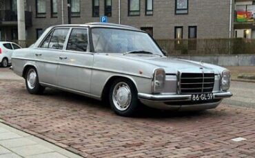 Mercedes-Benz-200-Series-1975-1