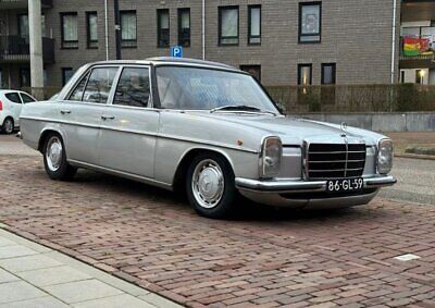 Mercedes-Benz-200-Series-1975-1