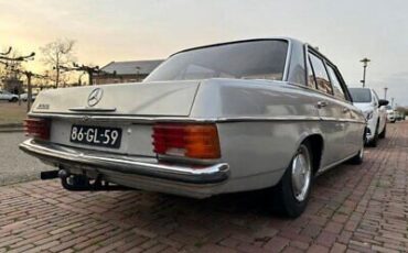 Mercedes-Benz-200-Series-1975-10