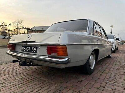 Mercedes-Benz-200-Series-1975-10