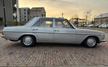 Mercedes-Benz-200-Series-1975-11