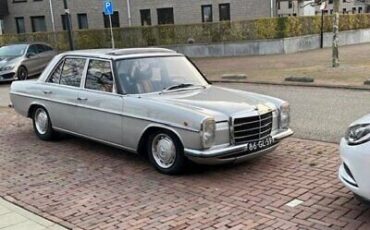 Mercedes-Benz-200-Series-1975-3