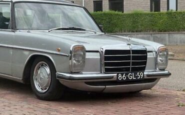 Mercedes-Benz-200-Series-1975-4